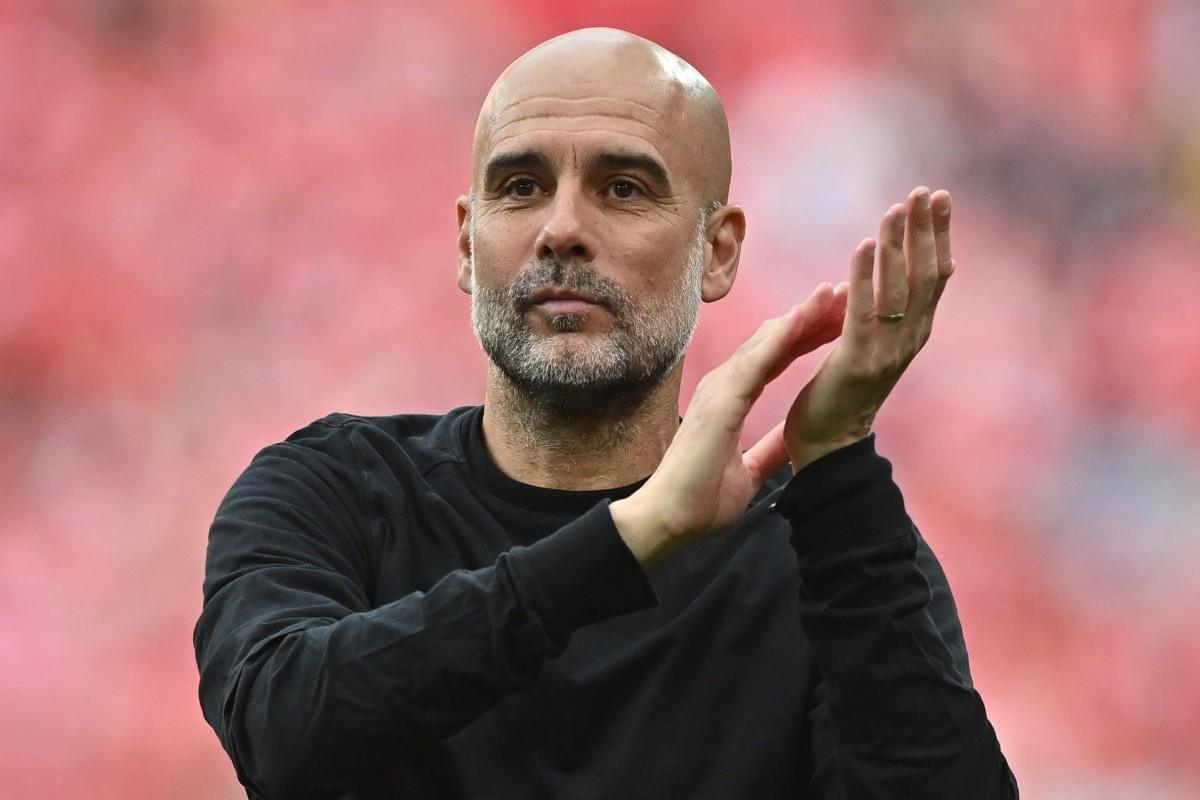 Pep Guardiola applaude i suoi tifosi