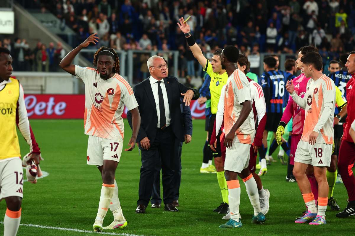 Claudio Ranieri viene ammonito dall'arbitro Sozza dopo Atalanta-Roma