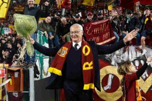 Claudio Ranieri festeggia sotto la Sud