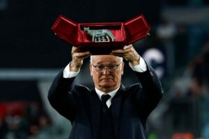 Ranieri riceve il premio della Lupa dalla Roma