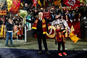 Claudio Ranieri sotto la Curva Sud sorride dopo l'ultima gara all'Olimpico