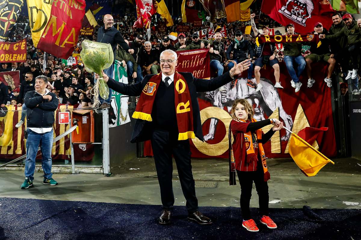 Claudio Ranieri sotto la Curva Sud sorride dopo l'ultima gara all'Olimpico