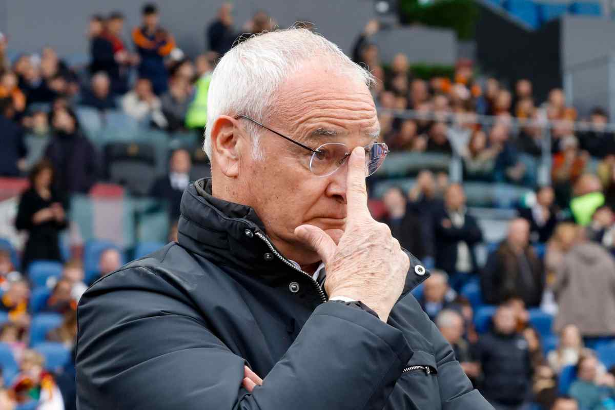 Claudio Ranieri con lo sguardo perplesso a bordo campo