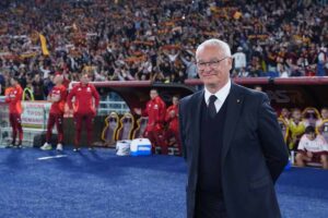 Claudio Ranieri osserva