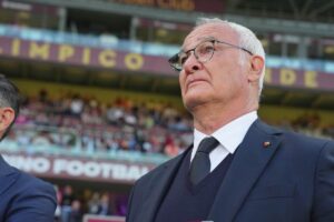 Claudio Ranieri osserva