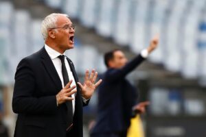 Ranieri in panchina con la Roma durante il match contro la Fiorentina allo Stadio Olimpico