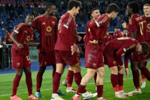 I giocatori della Roma festeggiano un gol