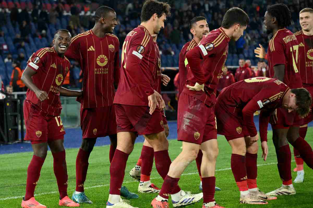 I giocatori della Roma festeggiano un gol