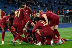 I giocatori della Roma festeggiano un gol