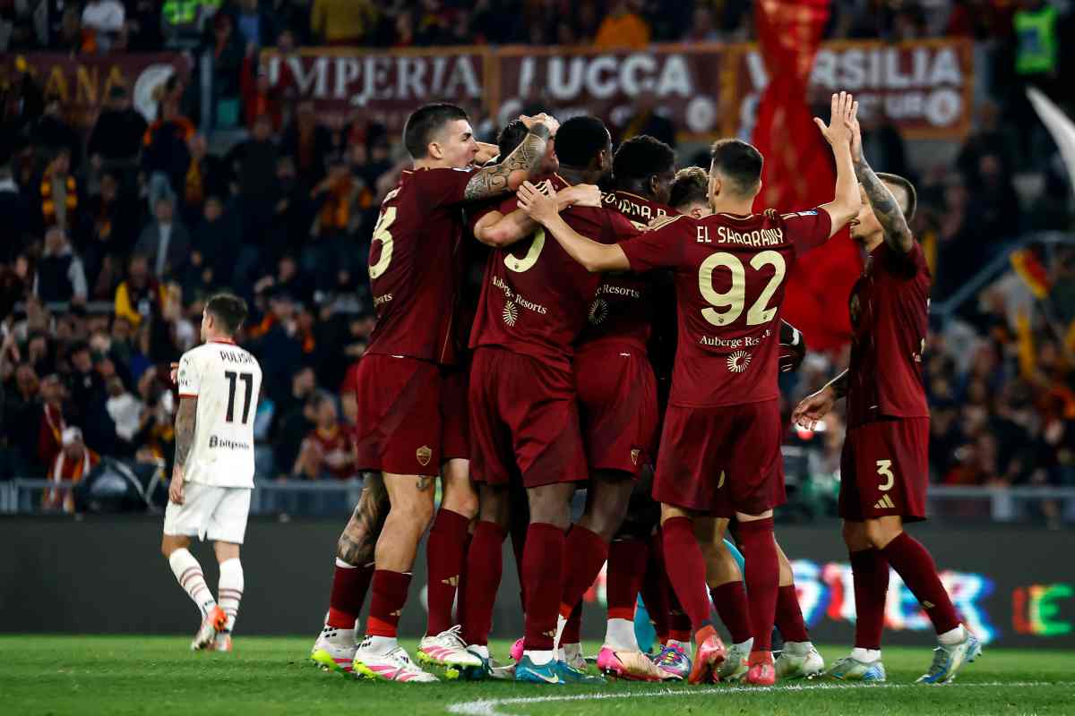 I giocatori della Roma si abbracciano