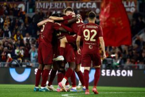 I giocatori della Roma si abbracciano dopo un gol