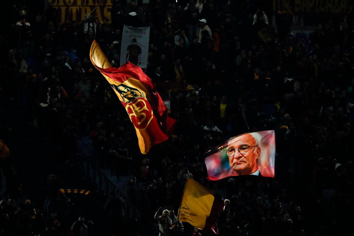 Tifosi della Roma in curva