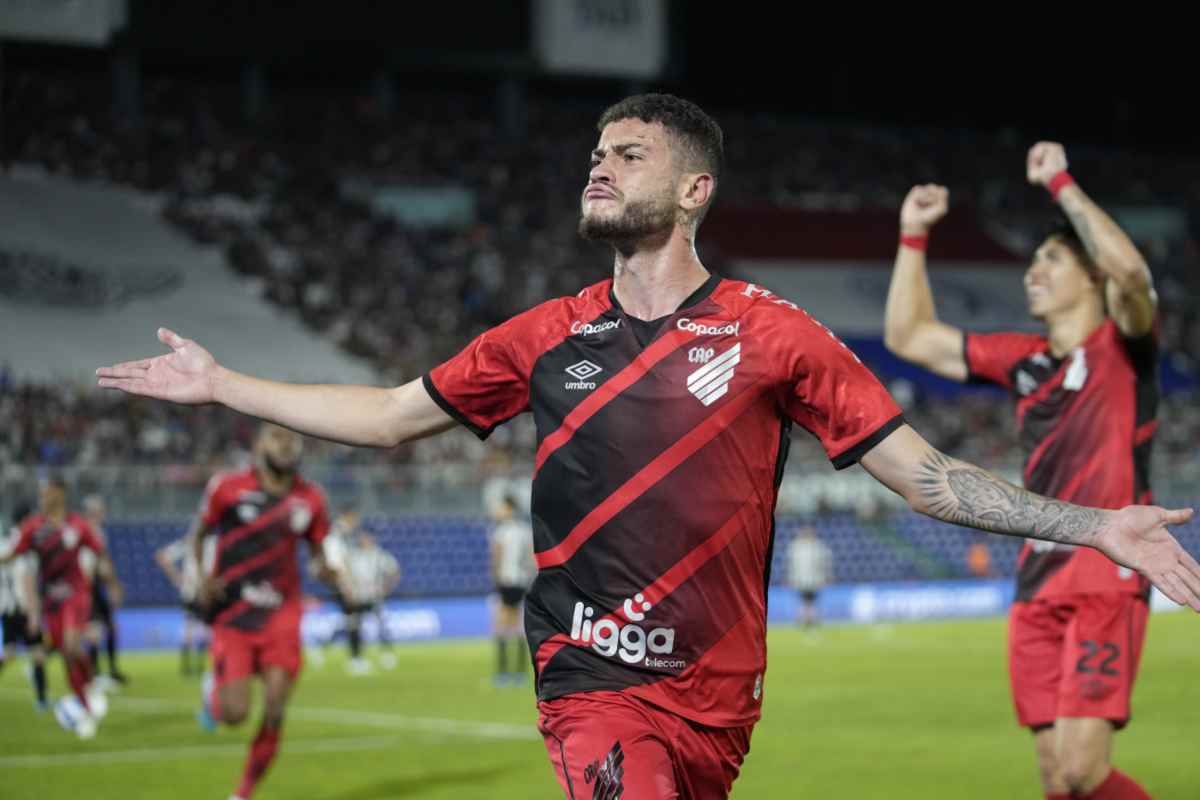 Romulo con la maglia dell'Atletico PR