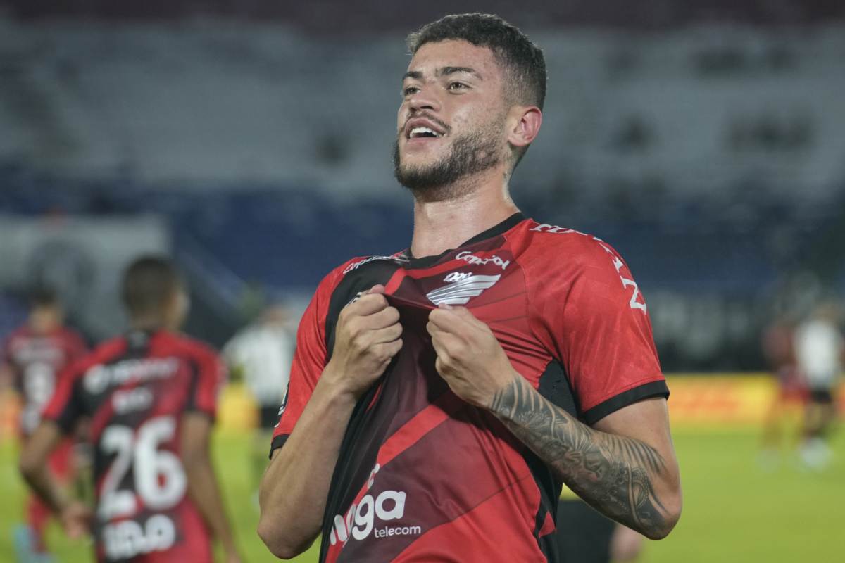 Romulo esulta dopo un gol