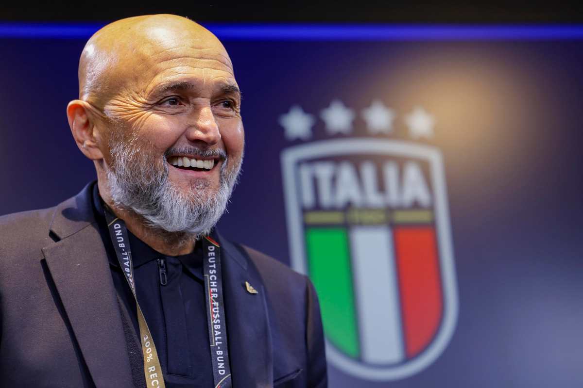 Spalletti sorridente in conferenza stampa
