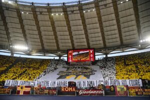 I tifosi della Roma in Curva Sud durante il derby allo Stadio Olimpico