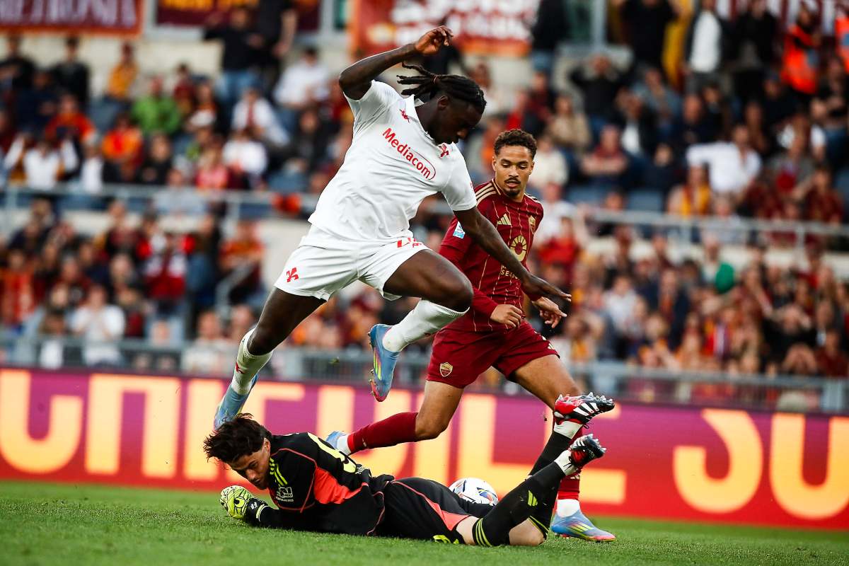 Svilar blocca il pallone a terra strappandolo dalle grinfie di Kean