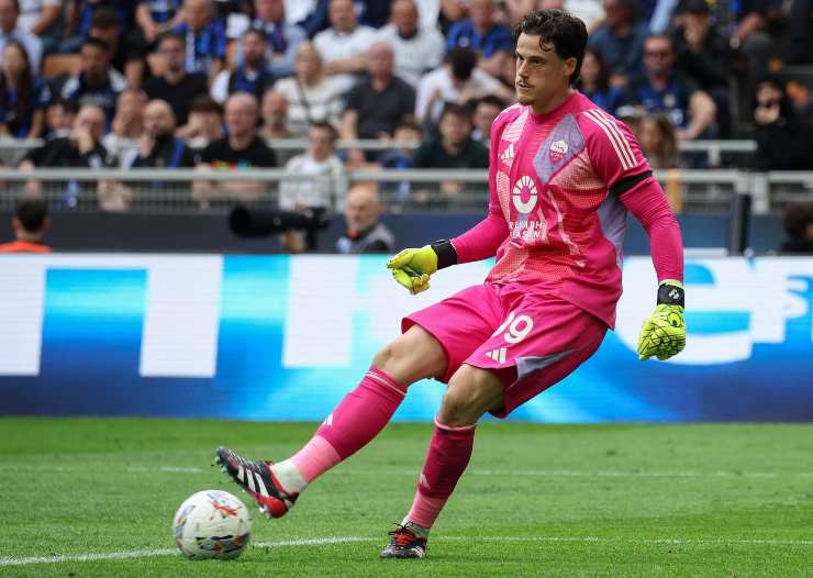 Mile Svilar rinvia il pallone con il piede