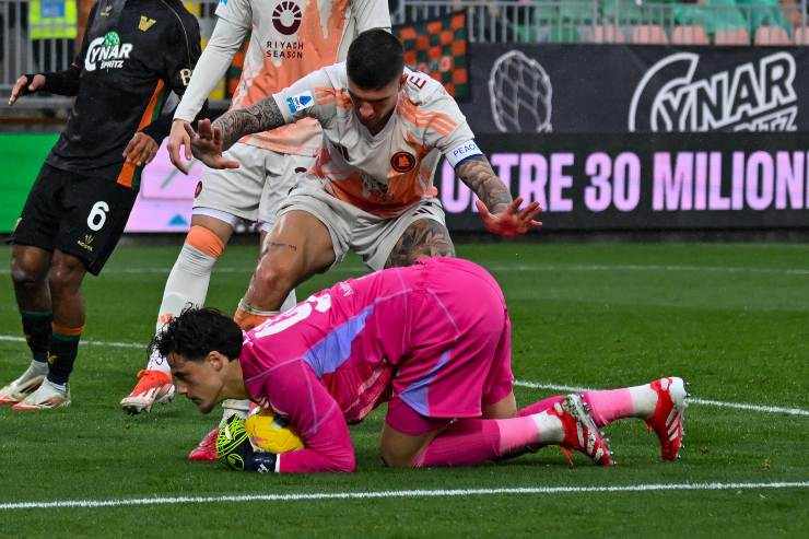 Mile Svilar blocca un pallone a terra