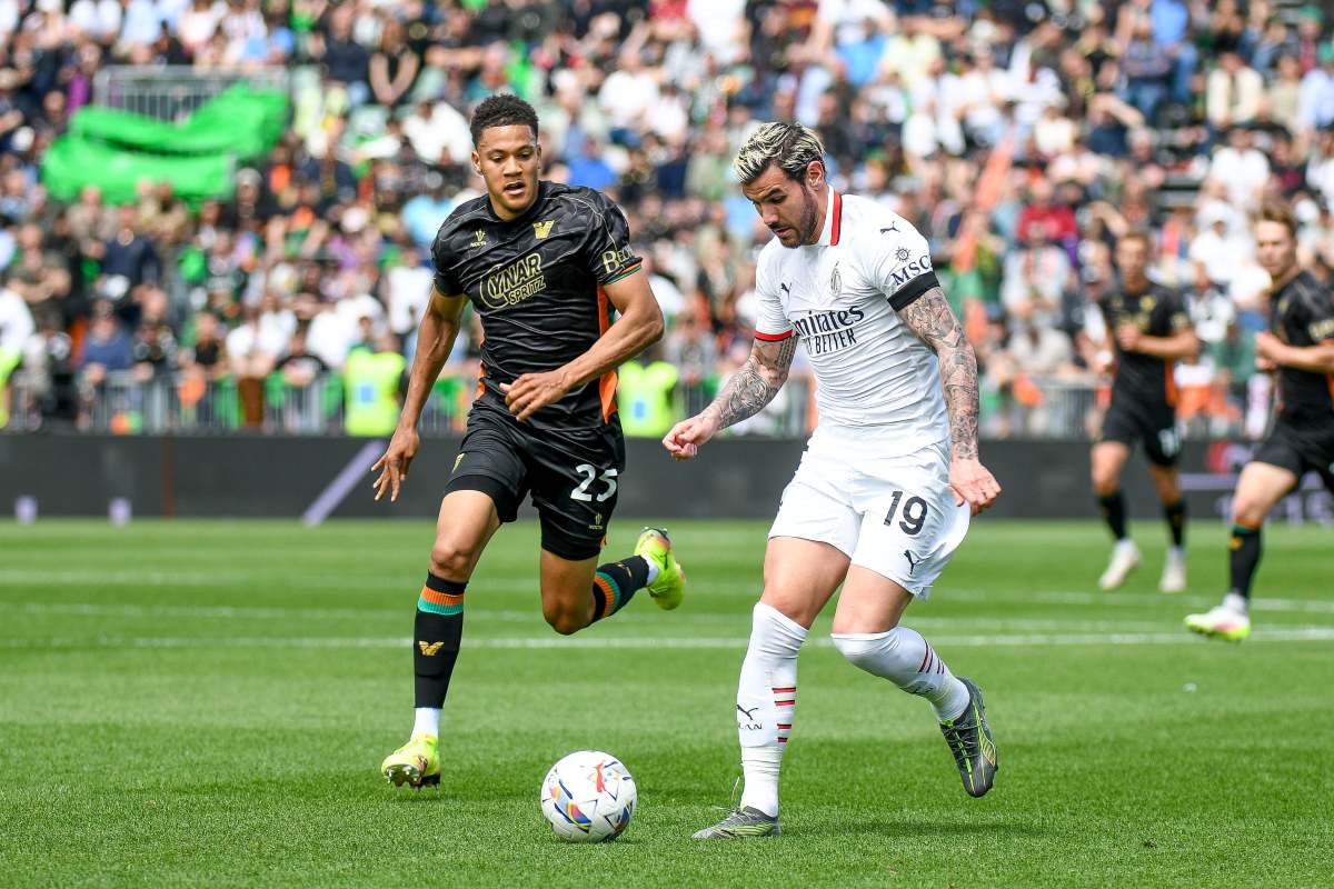 Theo Hernandez controlla un pallone in campo con il Milan