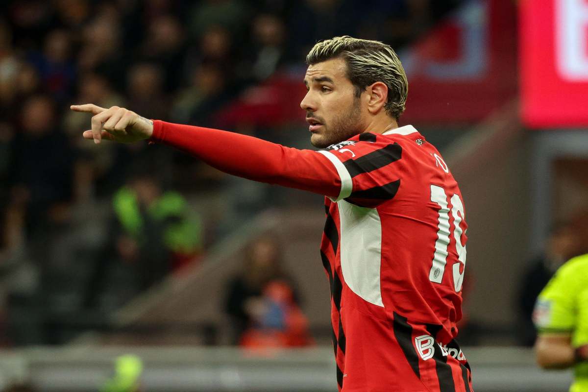 Theo Hernandez alza il braccio sinistro in campo