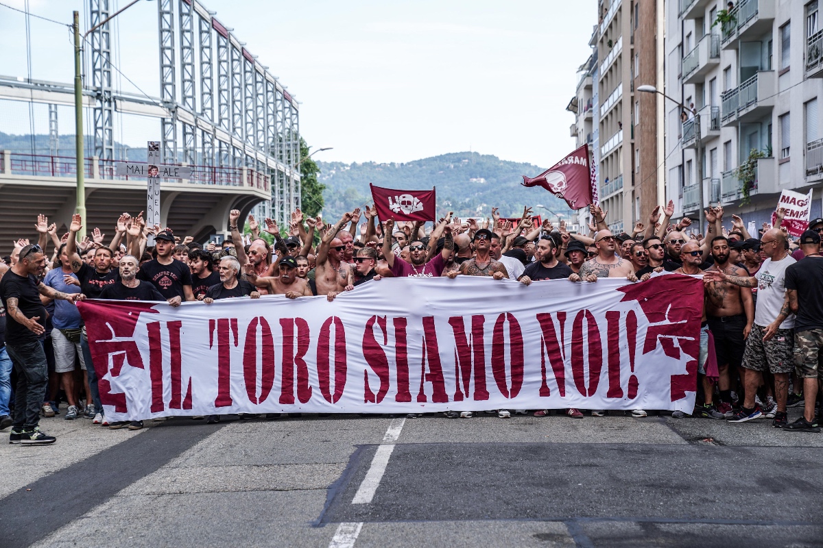 I tifosi del Torino manifestano contro il presidente della squadra Urbano Cairo