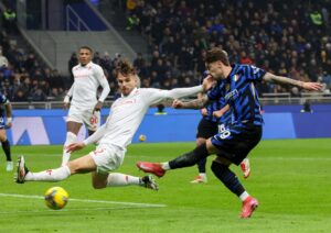 Zalewski in campo con l'Inter, nel match di Serie A contro la Fiorentina