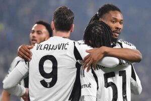 i giocatori della Juventus si abbracciano