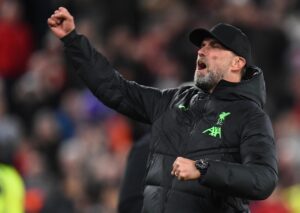 Jurgen Klopp festeggia con i propri tifosi ad Anfield
