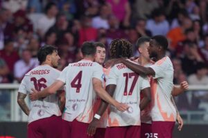 i giocatori della Roma abbracciati