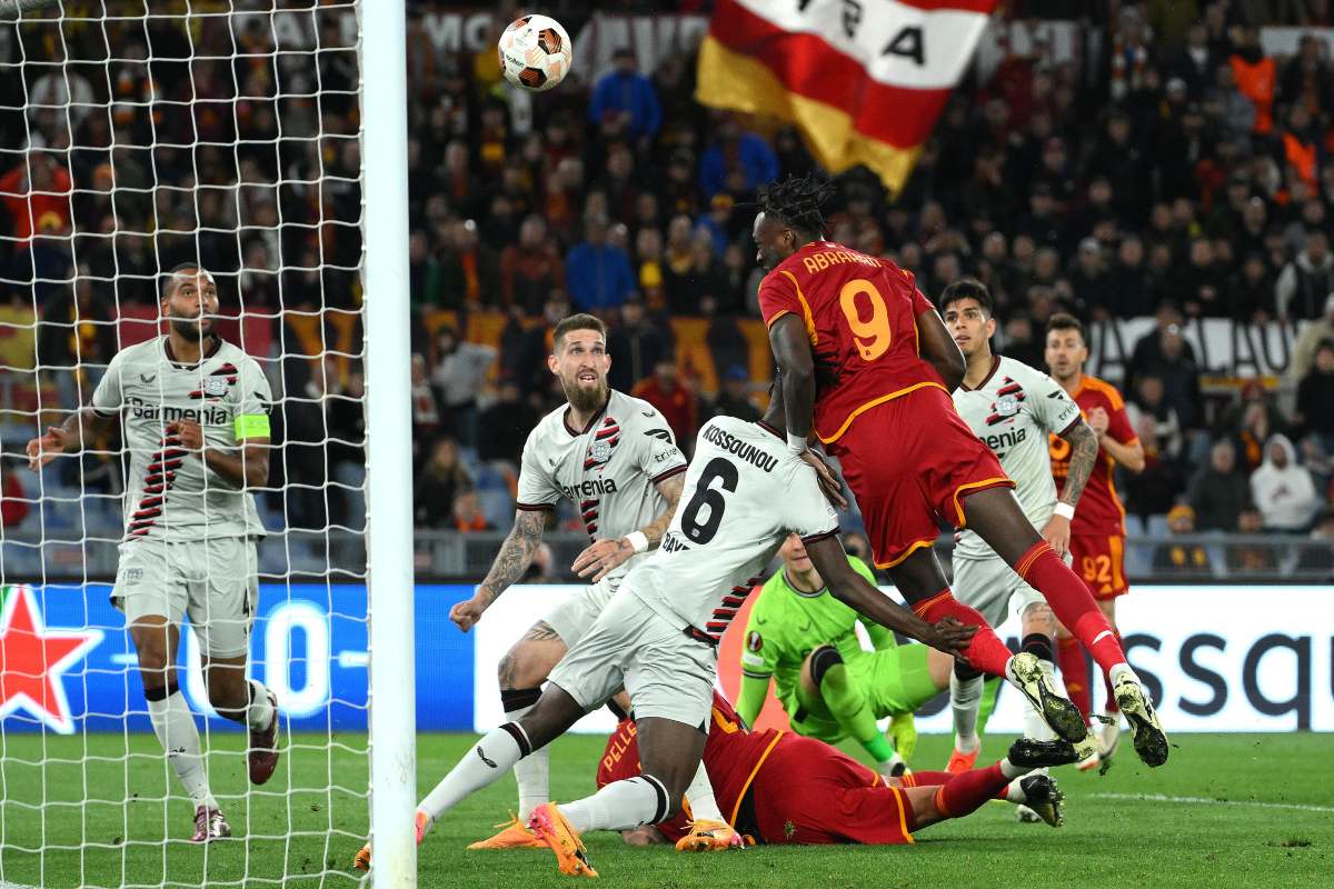 Tammy Abraham colpisce il pallone in tuffo di testa contro il Bayer Leverkusen