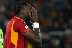 Abraham si porta le mani in volto triste dopo un gol sbagliato con la Roma