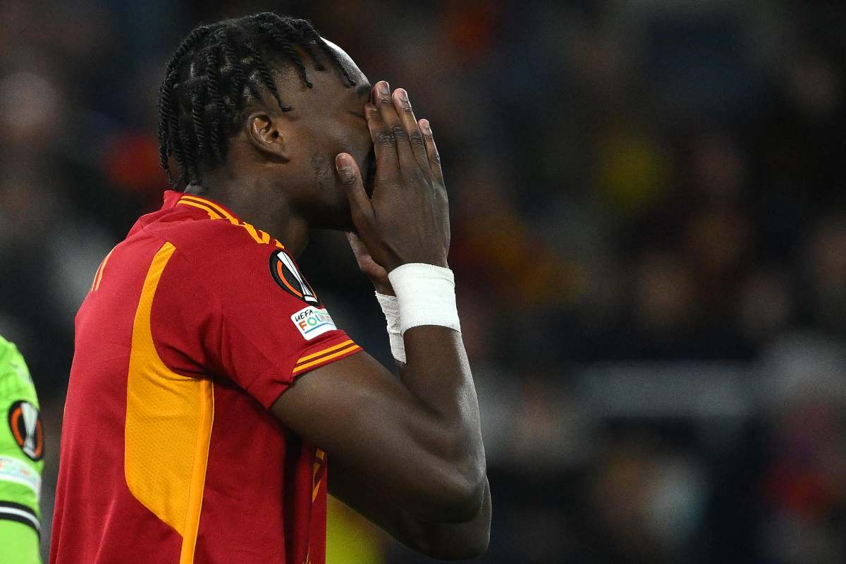 Abraham si porta le mani in volto triste dopo un gol sbagliato con la Roma