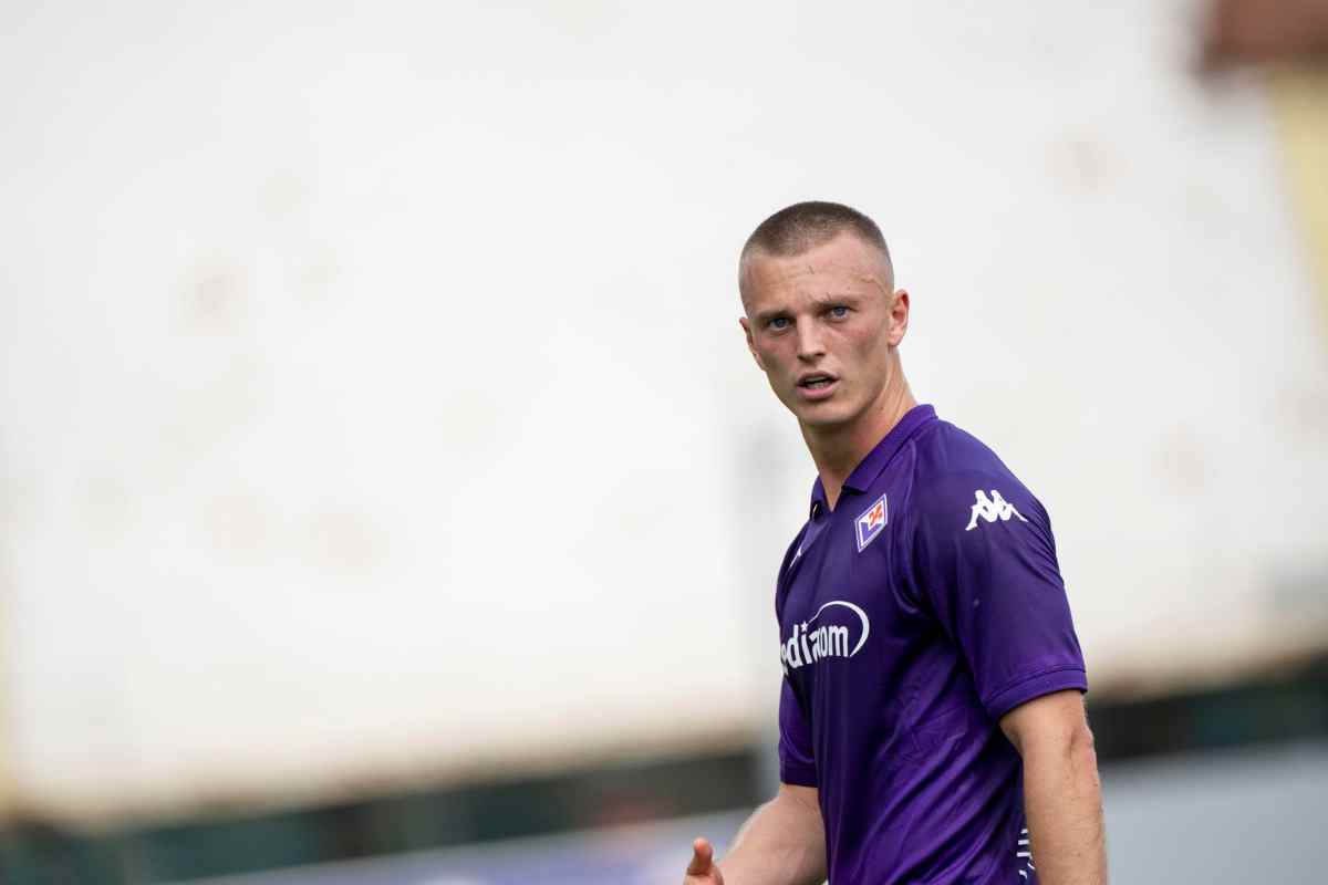 Gudmundsson in campo in maglia viola