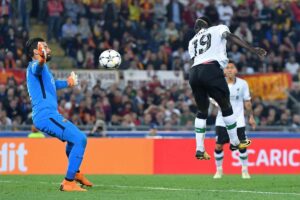 Alisson esce coprendo la porta a Mané che stacca di testa