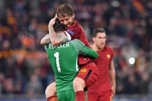 Alisson abbraccia De Rossi dopo Roma-Barcellona