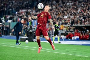 Angeliño stoppa il pallone con la As Roma