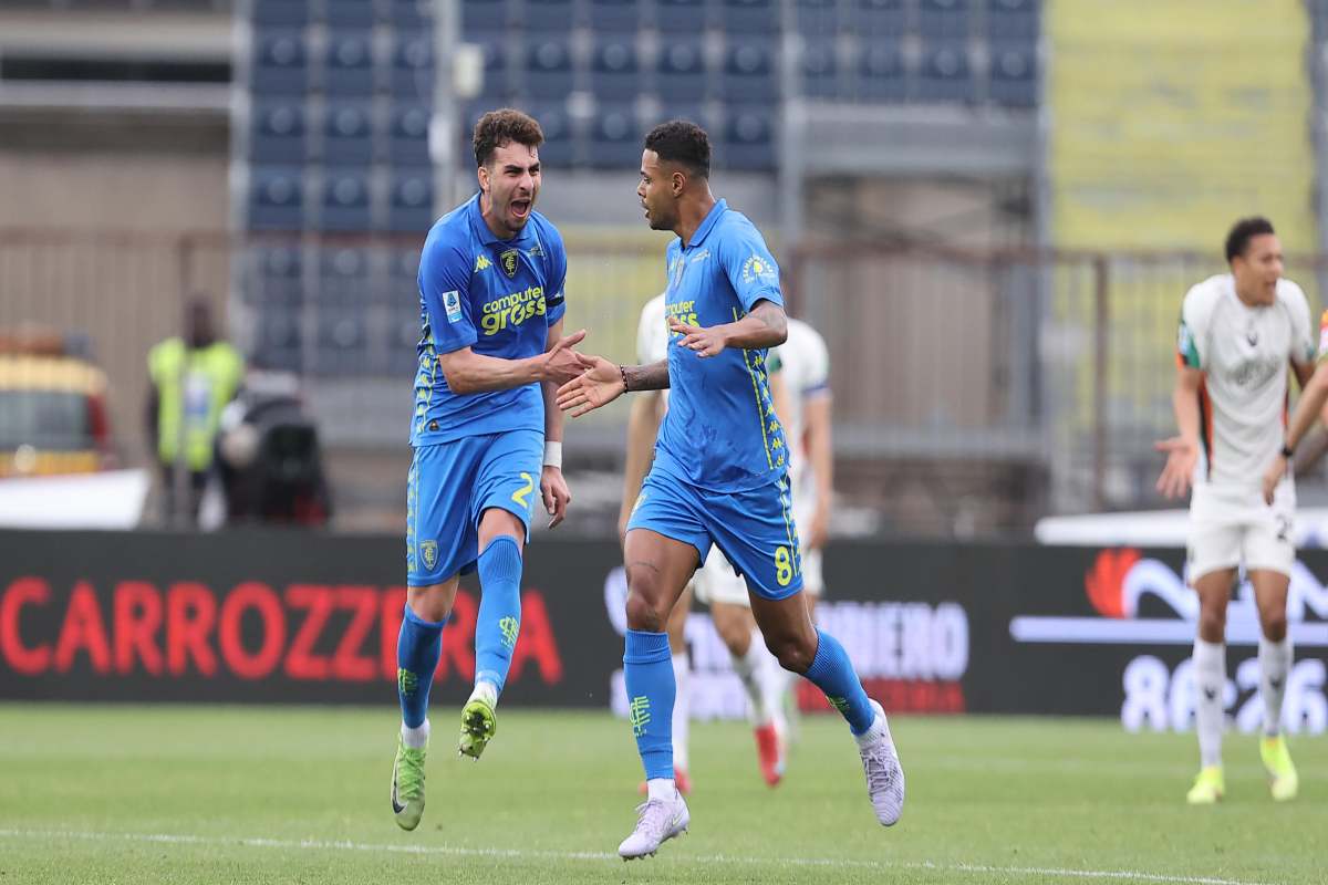 Tino Anjorin batte il cinque a Goglichidze, con quest'ultimo che esulta dopo un gol