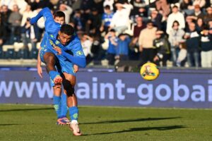 Tino Anjorin calcia il pallone con il destro durante una partita dell'Empoli
