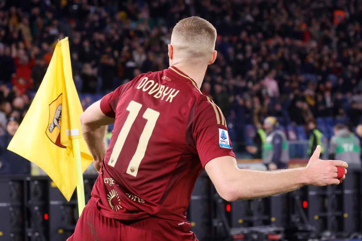 Dovbyk esulta con la Roma