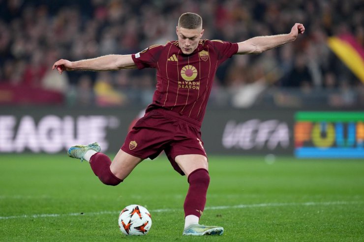 Artem Dovbyk si coordina per calciare