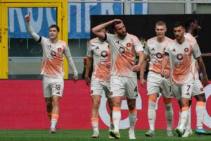 I giocatori della Roma festeggiano a San Siro