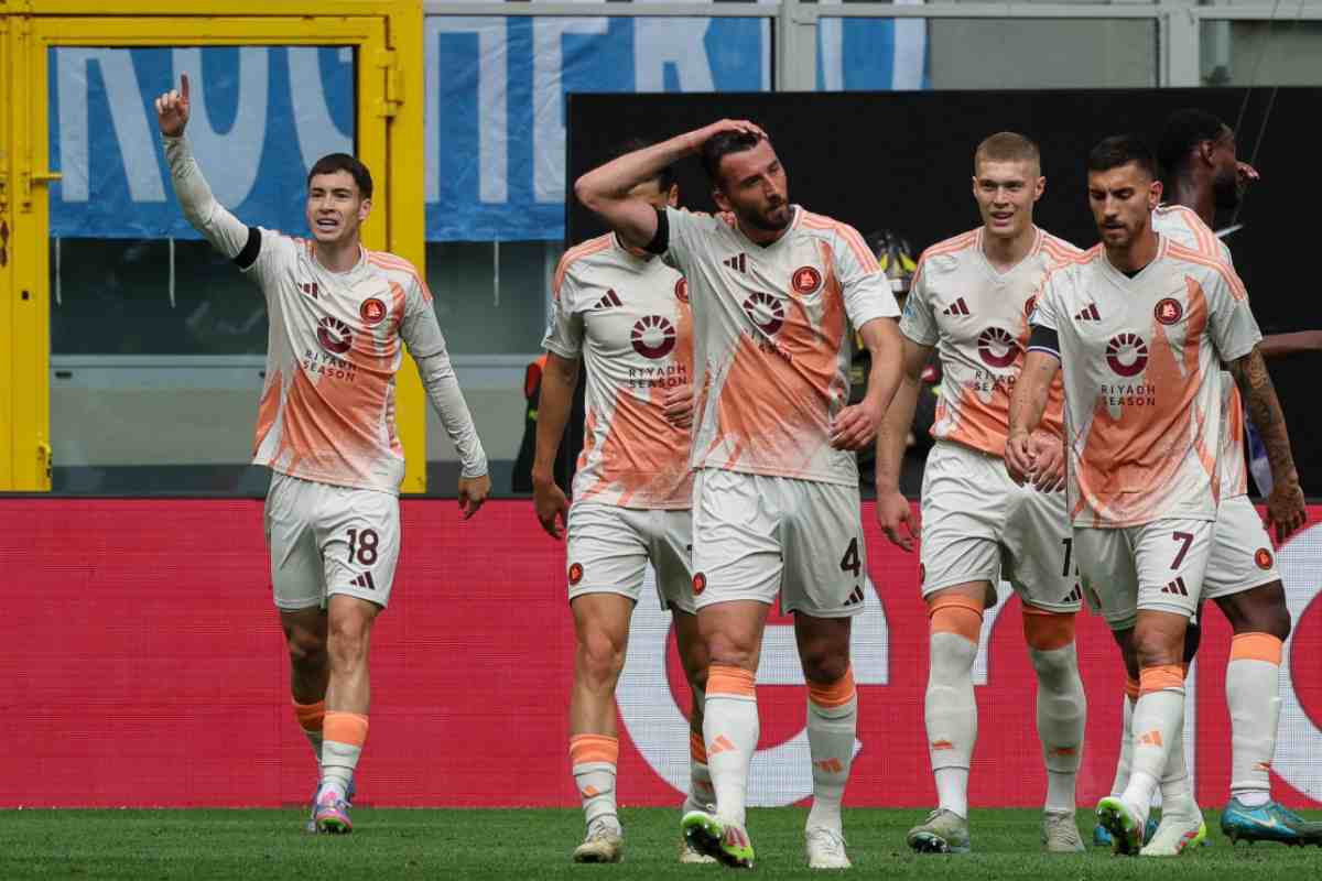 I giocatori della Roma festeggiano a San Siro