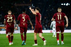 I giocatori della Roma esultano dopo un gol