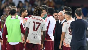 I calciatori della Roma che omaggiano Claudio Ranieri alla sua ultima partita da allenatore in carriera - DajeRomatv.it