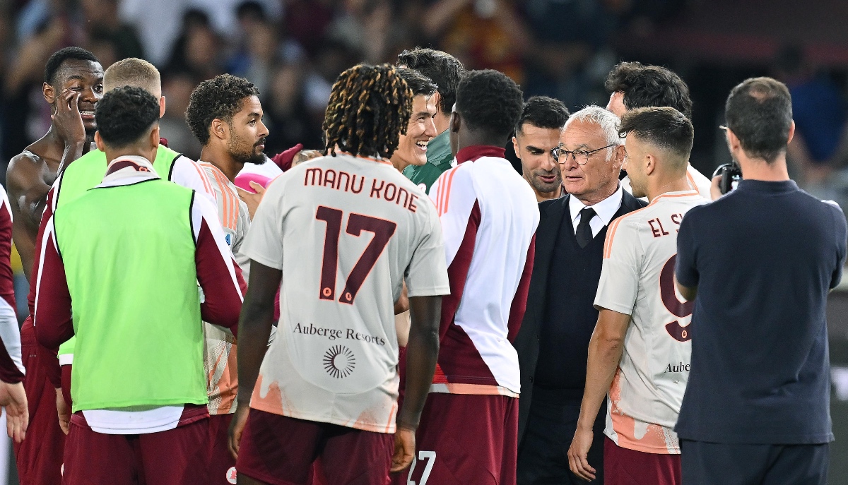 I calciatori della Roma che omaggiano Claudio Ranieri alla sua ultima partita da allenatore in carriera - DajeRomatv.it
