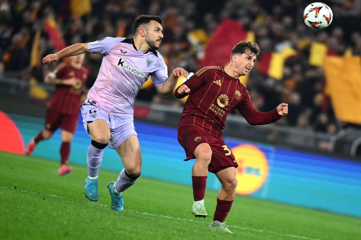 Baldanzi protegge il pallone dall'attacco di un calciatore dell'Athletic Club