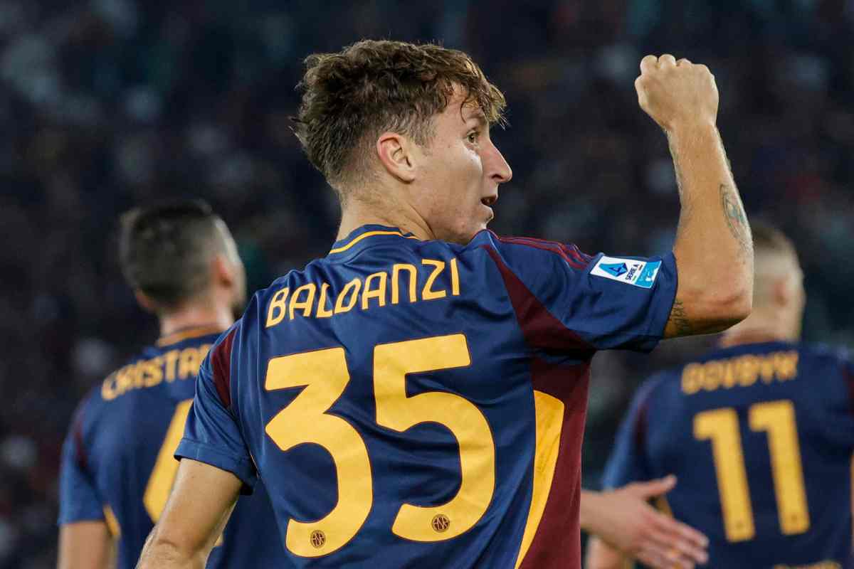 Tommaso Baldanzi esulta dopo un gol con la Roma