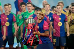 Yamal alza il trofeo con il Barcellona