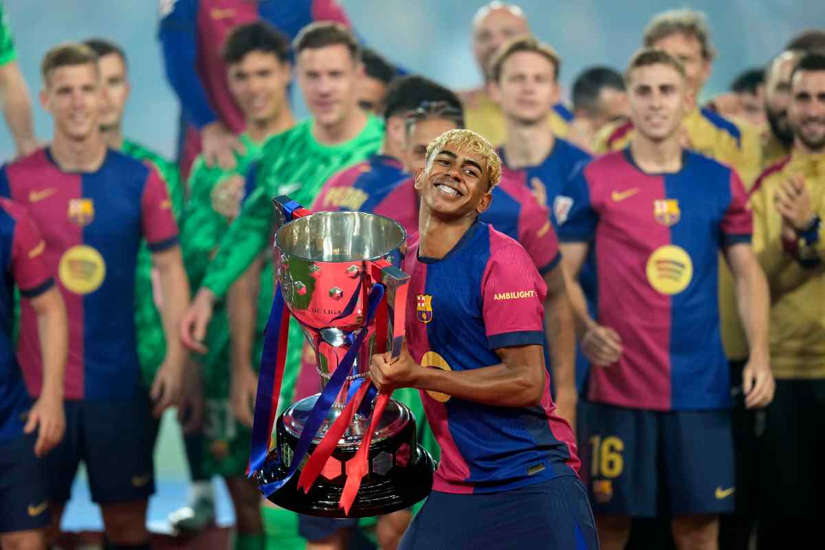 Yamal alza il trofeo con il Barcellona